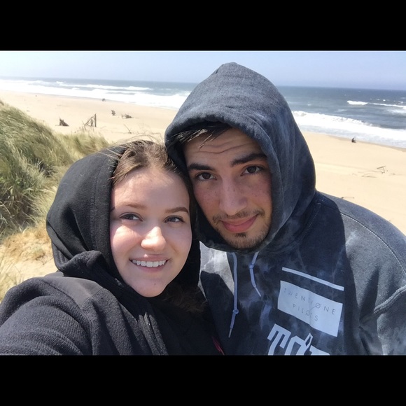 Meet your Posher, Tori - Picture 2 of 8